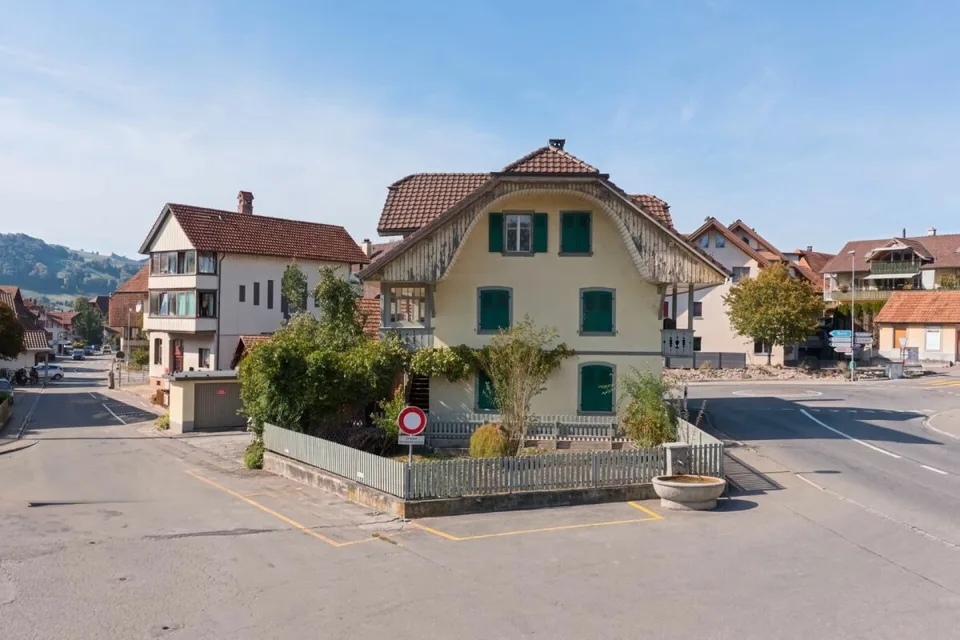 Casa di appartamenti con 3 appartamenti e spazio commerciale vicino alla stazione - Dorfstrasse 15 + 15a, Seftigen – foto 3 di 12