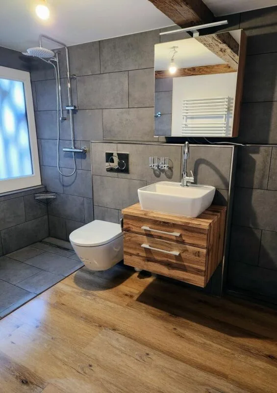 Casa di appartamenti con 3 appartamenti e spazio commerciale vicino alla stazione - Dorfstrasse 15 + 15a, Seftigen – foto 9 di 12