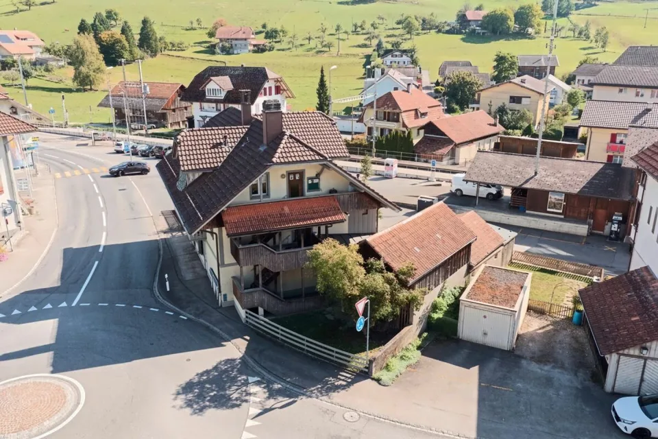 Casa di appartamenti con 3 appartamenti e spazio commerciale vicino alla stazione - Dorfstrasse 15 + 15a, Seftigen – foto 4 di 12
