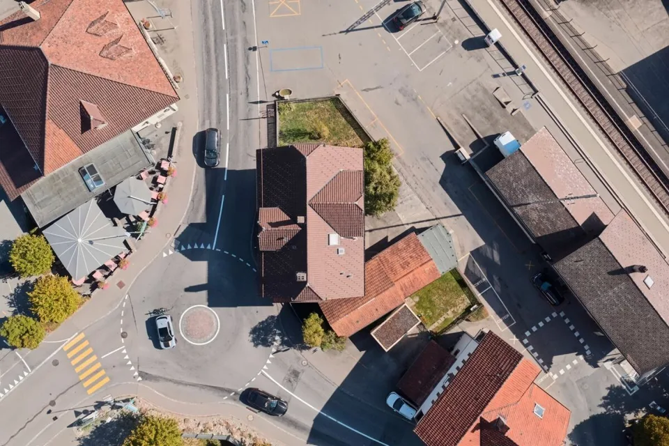 Casa di appartamenti con 3 appartamenti e spazio commerciale vicino alla stazione - Dorfstrasse 15 + 15a, Seftigen – foto 5 di 12