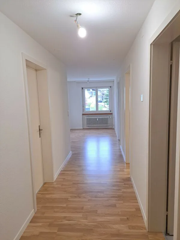 Helle Wohnung mit grossem Balkon und Weitsicht ins Grüne – Foto 5 von 9