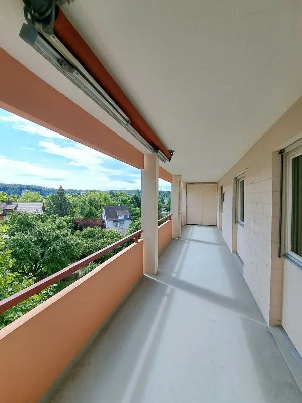 Helle Wohnung mit grossem Balkon und Weitsicht ins Grüne – Foto 9 von 9