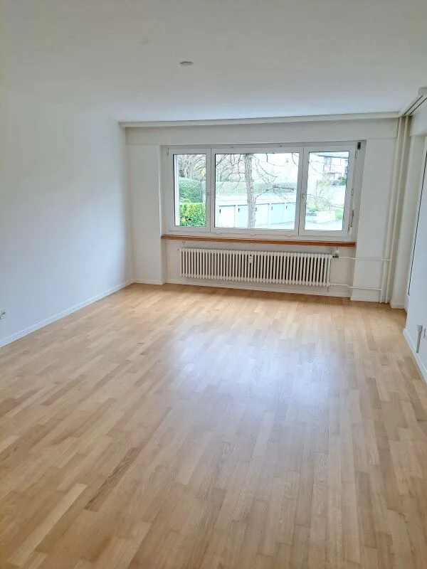 Helle Wohnung mit grossem Balkon und Weitsicht ins Grüne – Foto 4 von 9