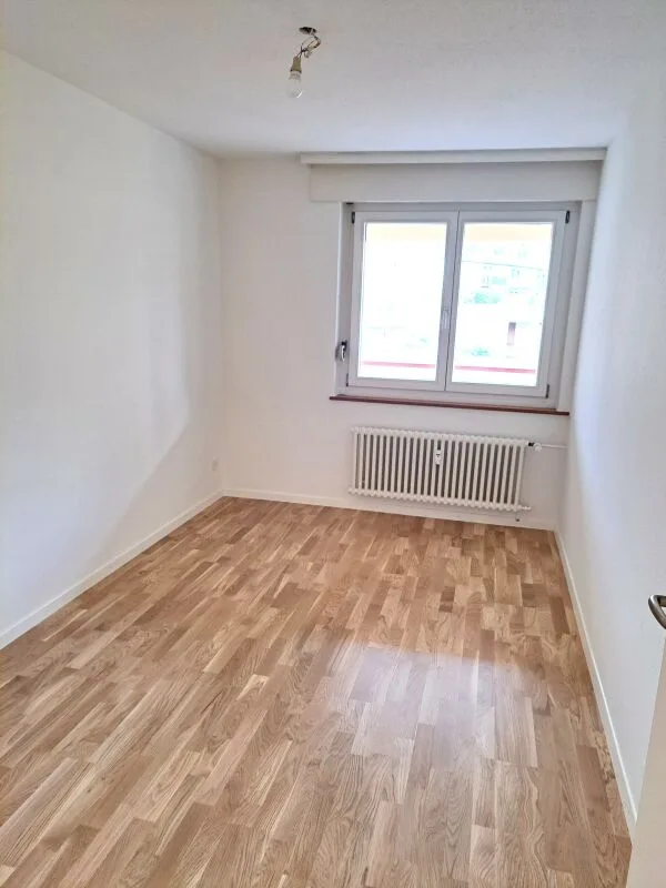 Helle Wohnung mit grossem Balkon und Weitsicht ins Grüne – Foto 7 von 9