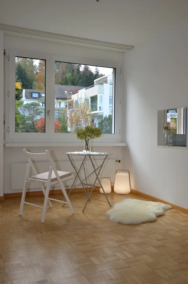 Appartement attractif de 4,5 pièces au rez-de-chaussée à Forch – photo 2 sur 7