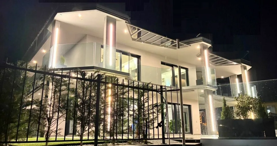 Moderne Villa mit Pool und panoramischem Rooftop – Foto 4 von 20
