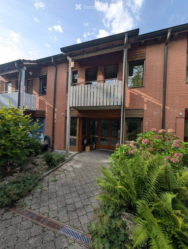 Spacious semi-detached single-family house in Zumikon – family-friendly & close to ICS – photo 2 of 9
