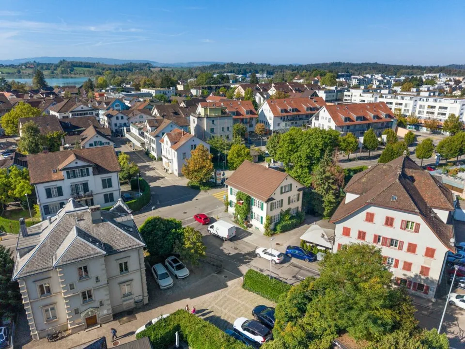 Maison multifamiliale avec dépendance et jardin au centre de Pfäffikon – photo 2 sur 20