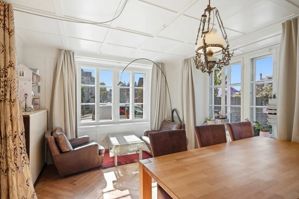 Maison multifamiliale avec dépendance et jardin au centre de Pfäffikon – photo 4 sur 20