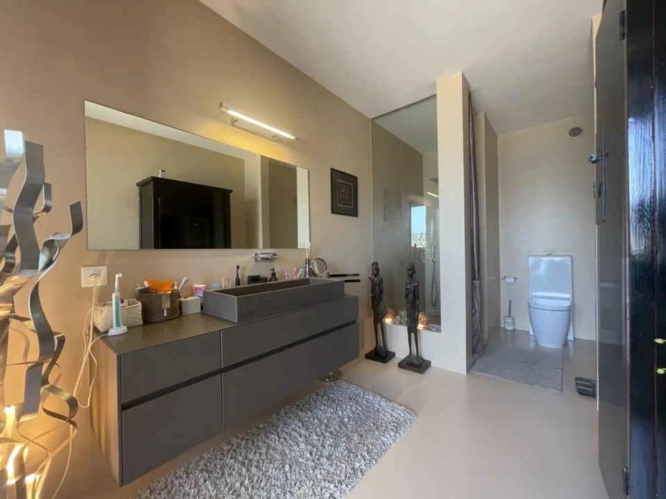 Geräumige Wohnung mit Panoramablick und Schwimmbad – Foto 7 von 8