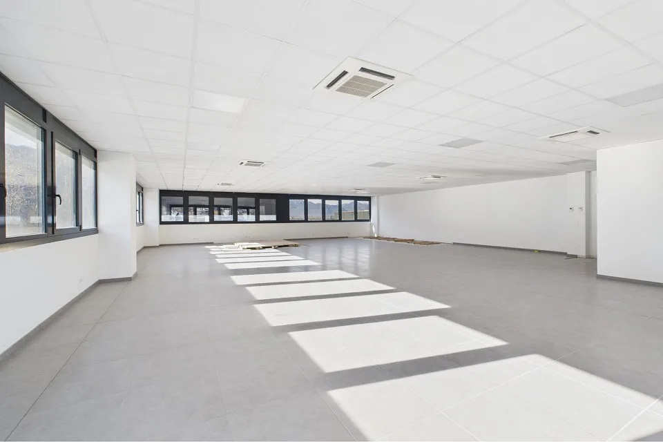 Immobile commerciale con ampia terrazza e vista aperta – photo 2 sur 2