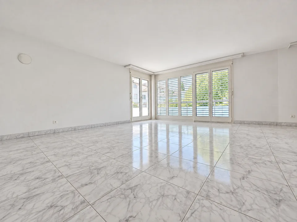 Appartamento luminoso 4.5 locali con balcone e garage a Dietikon – foto 3 di 21