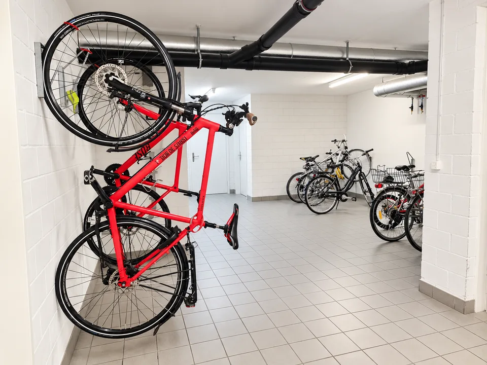 Appartamento luminoso 4.5 locali con balcone e garage a Dietikon – foto 20 di 21