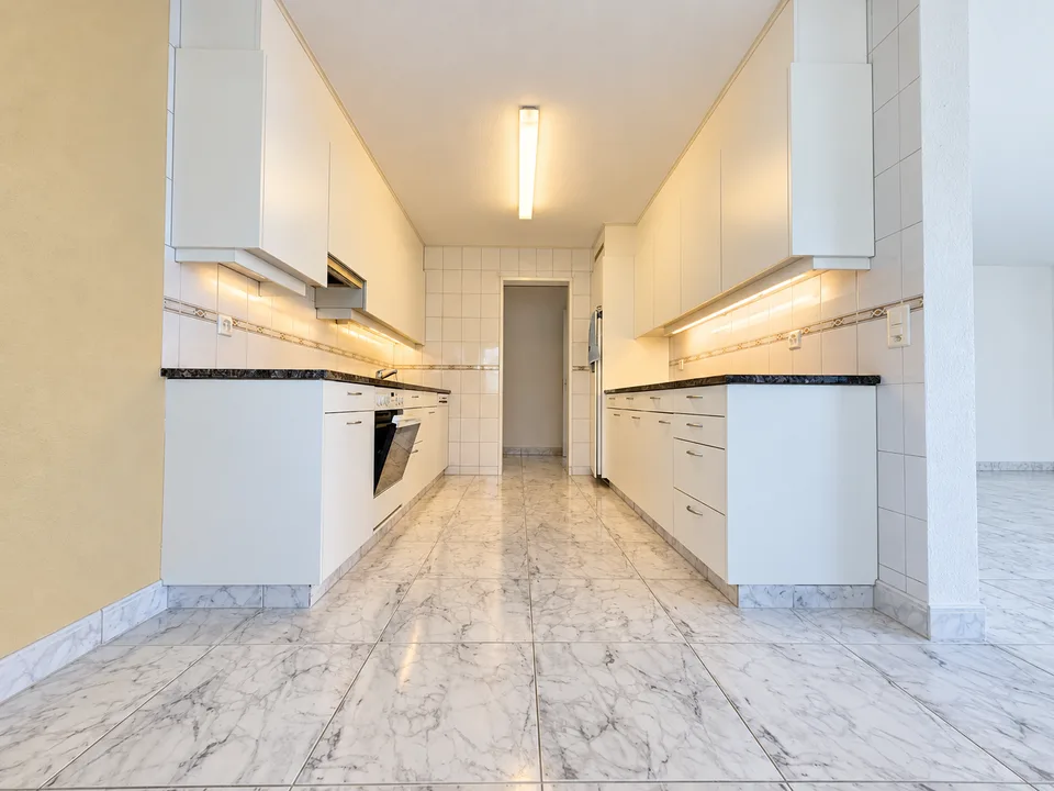 Appartamento luminoso 4.5 locali con balcone e garage a Dietikon – foto 6 di 21