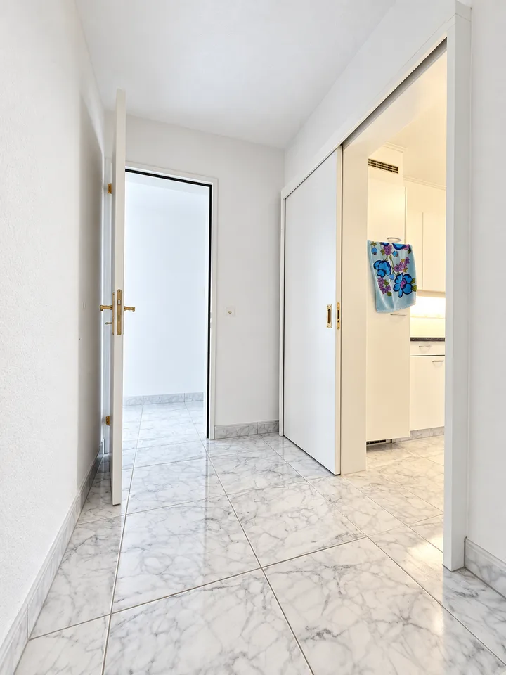 Appartamento luminoso 4.5 locali con balcone e garage a Dietikon – foto 12 di 21