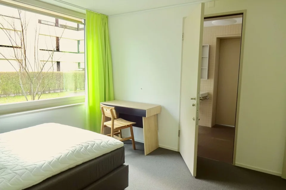 Cozy 1-Room Apartment with Balcony in a Flat-Sharing Community – Zürich Seebach – foto 2 di 10