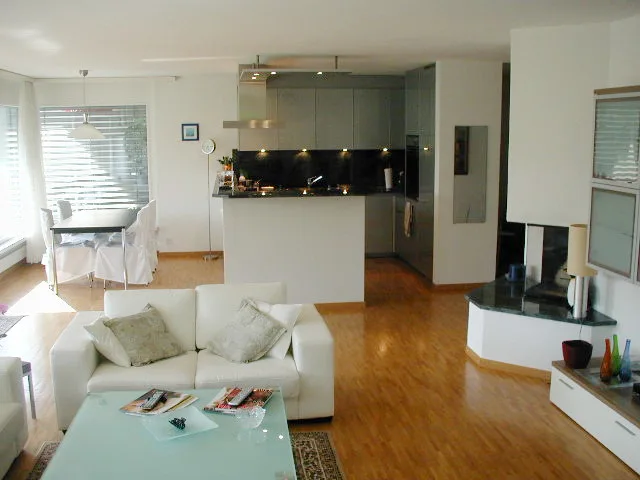 Appartement 4.5 pièces avec grand balcon et ascenseur dans un lieu idyllique – photo 3 sur 10