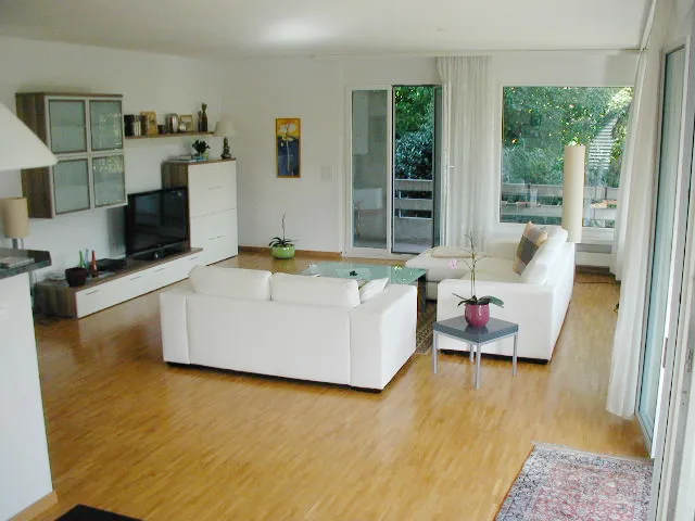 Appartement 4.5 pièces avec grand balcon et ascenseur dans un lieu idyllique – photo 4 sur 10