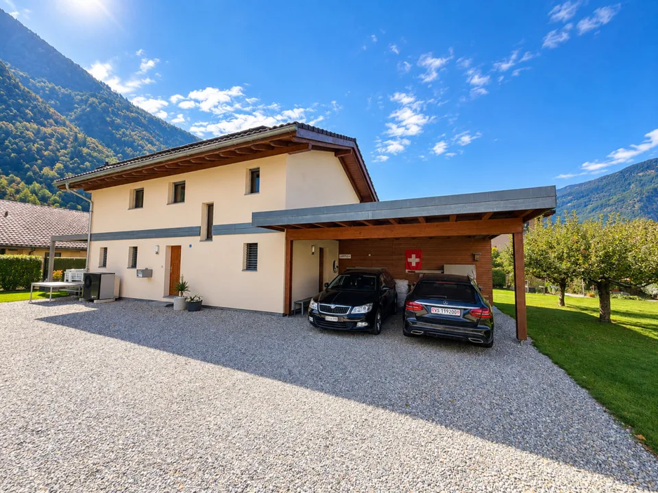 VILLA INDIVIDUALE PERFETTAMENTE MANUTENUTA CON GRANDE GIARDINO – foto 2 di 11
