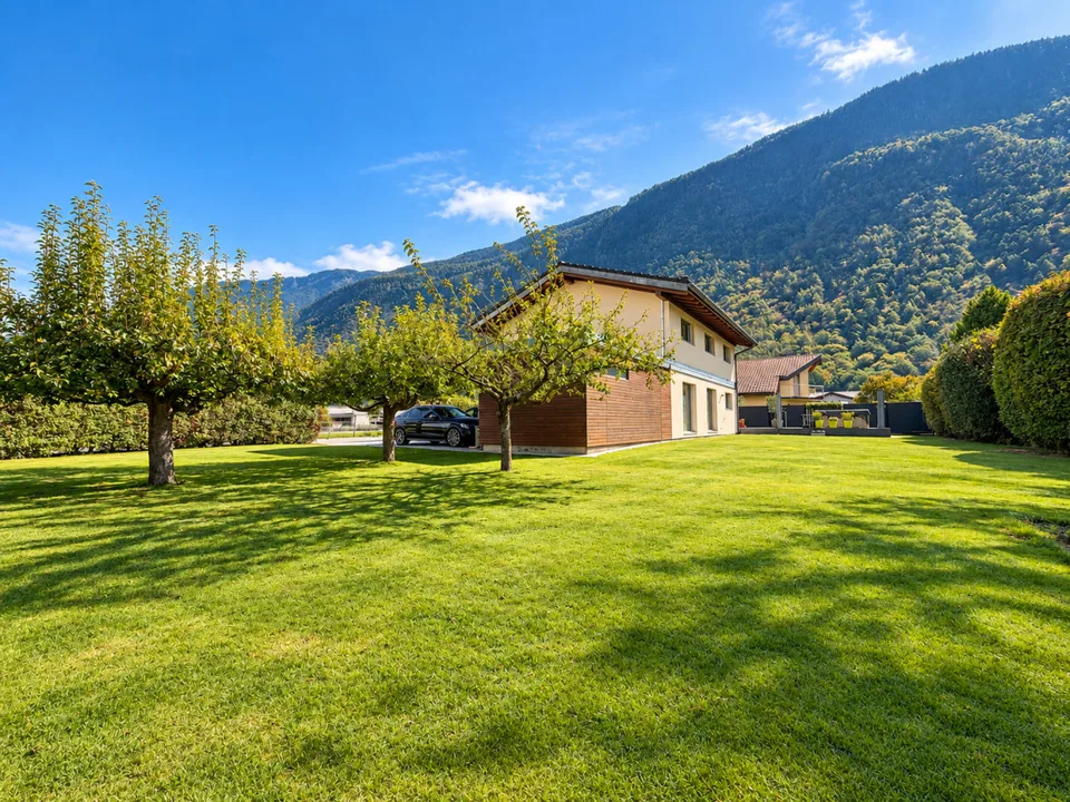 VILLA INDIVIDUALE PERFETTAMENTE MANUTENUTA CON GRANDE GIARDINO – foto 3 di 11