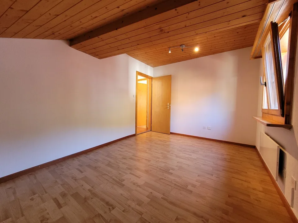 grosse 3.5-Zimmer-Dachwohnung in Tamins – Sofort verfügbar! – Foto 5 von 17