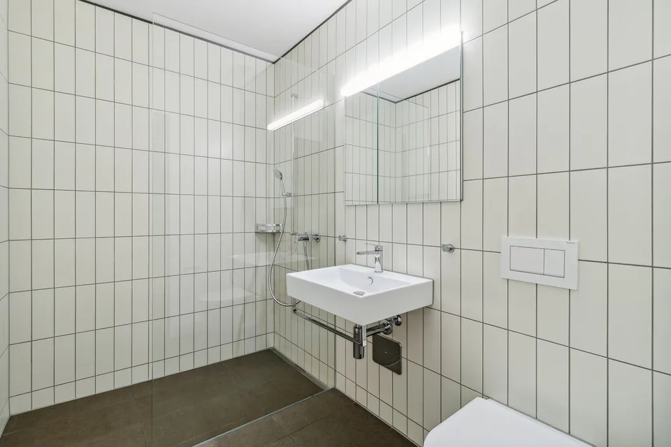 Appartement 2.5 pièces au 7e étage avec deux balcons et une vue de rêve – photo 3 sur 5