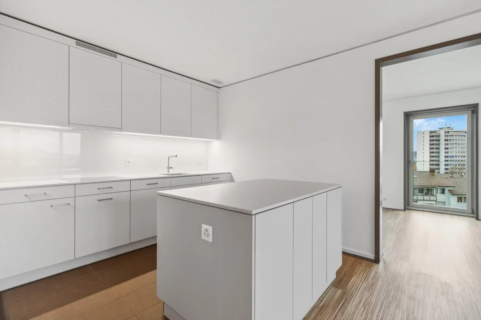 Appartement 2.5 pièces au 7e étage avec deux balcons et une vue de rêve – photo 2 sur 5