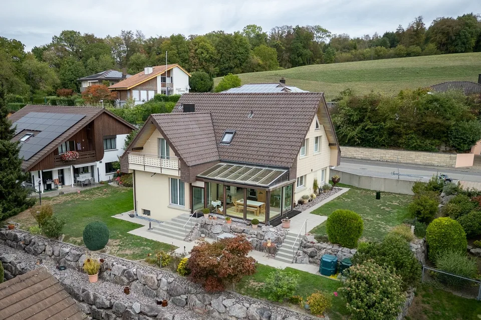 Attraktives Einfamilienhaus an wunderbarer Aussichtslage – Foto 3 von 19
