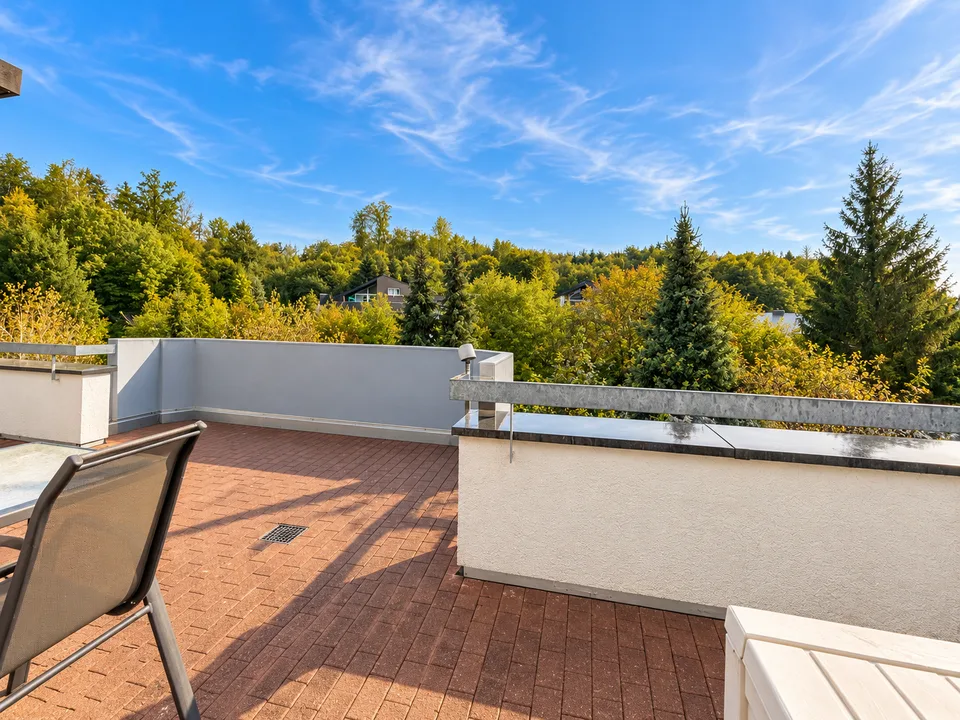 Charmante Dachwohnung mit Balkon und schöner Aussicht in Zofingen – Foto 2 von 10