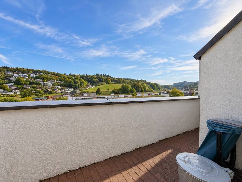 Charmante Dachwohnung mit Balkon und schöner Aussicht in Zofingen – Foto 3 von 10