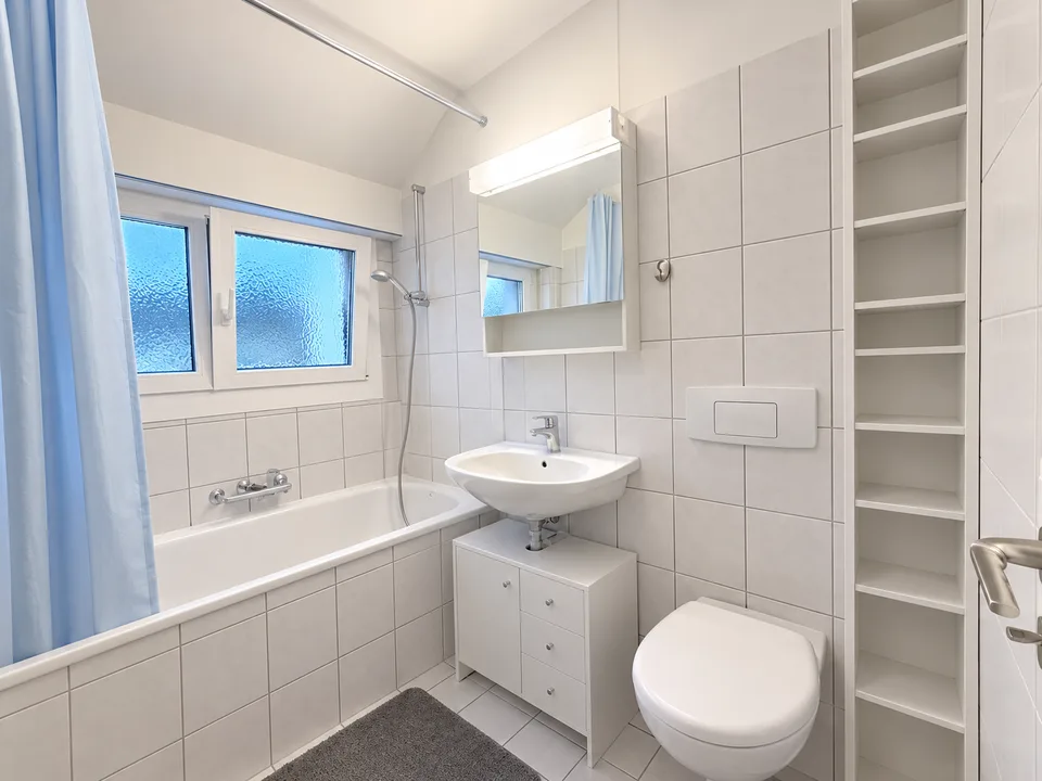 Charmante Dachwohnung mit Balkon und schöner Aussicht in Zofingen – Foto 5 von 10