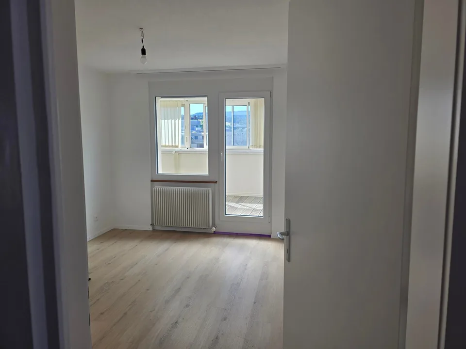 Charmantes Dachwohnung mit 4.5 Zimmern in Porrentruy mit Veranda – Foto 20 von 26