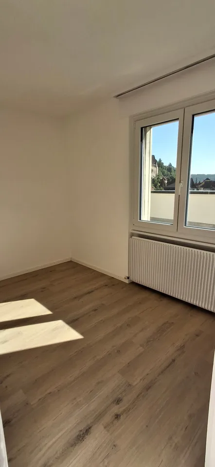 Charmantes Dachwohnung mit 4.5 Zimmern in Porrentruy mit Veranda – Foto 12 von 26