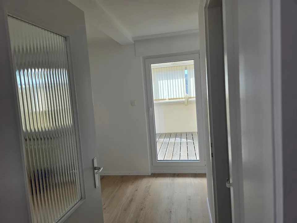 Charmantes Dachwohnung mit 4.5 Zimmern in Porrentruy mit Veranda – Foto 21 von 26