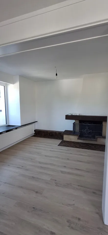 Charmantes Dachwohnung mit 4.5 Zimmern in Porrentruy mit Veranda – Foto 3 von 26