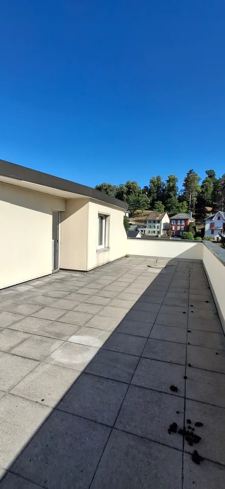 Charmantes Dachwohnung mit 4.5 Zimmern in Porrentruy mit Veranda – Foto 15 von 26