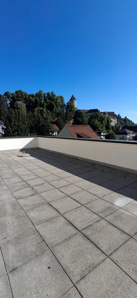 Charmantes Dachwohnung mit 4.5 Zimmern in Porrentruy mit Veranda – Foto 14 von 26