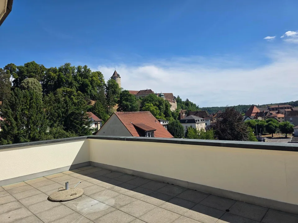 Charmantes Dachwohnung mit 4.5 Zimmern in Porrentruy mit Veranda – Foto 25 von 26