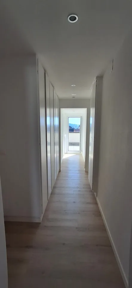 Charmantes Dachwohnung mit 4.5 Zimmern in Porrentruy mit Veranda – Foto 10 von 26