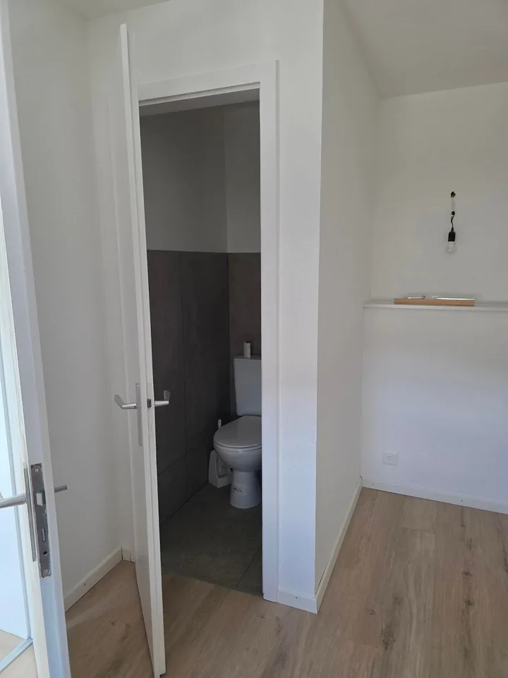 Charmantes Dachwohnung mit 4.5 Zimmern in Porrentruy mit Veranda – Foto 23 von 26