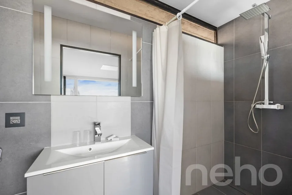 Hôtel à vendre : 26 chambres, 18'319 m² de terrain, vue sur le lac – photo 8 of 13