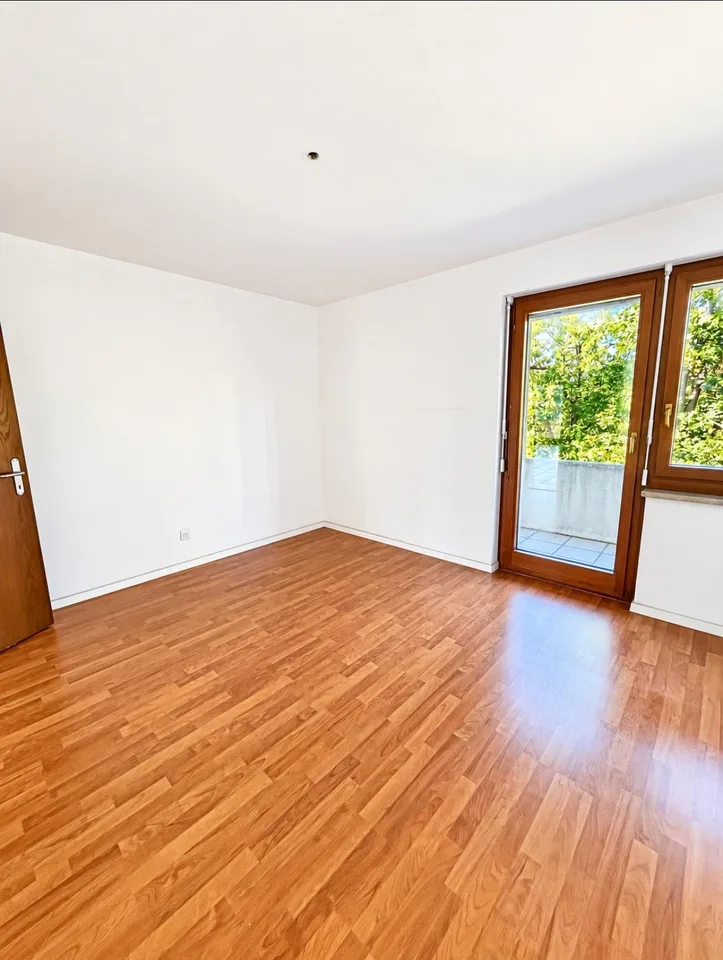 Geräumige 3,5-Zimmer-Wohnung in Vezia mit Terrassen und Parkplätzen – Foto 15 von 19