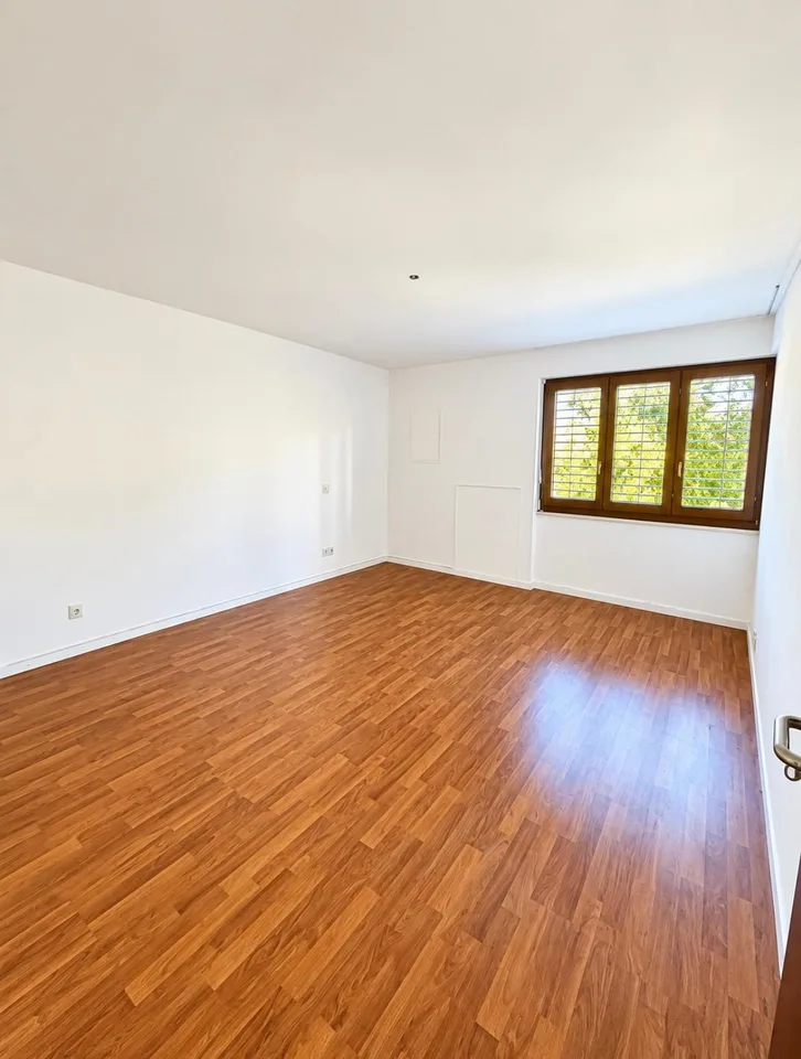 Geräumige 3,5-Zimmer-Wohnung in Vezia mit Terrassen und Parkplätzen – Foto 16 von 19