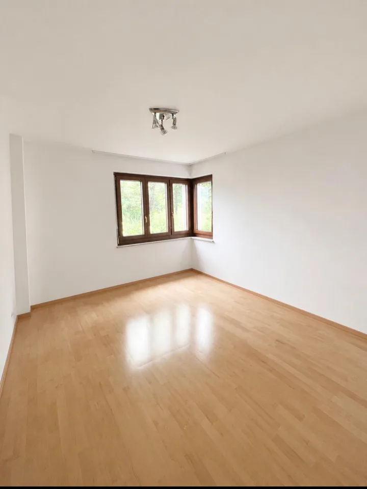 Geräumige 3,5-Zimmer-Wohnung mit eigenem Garten und Parkplätzen – Foto 9 von 13