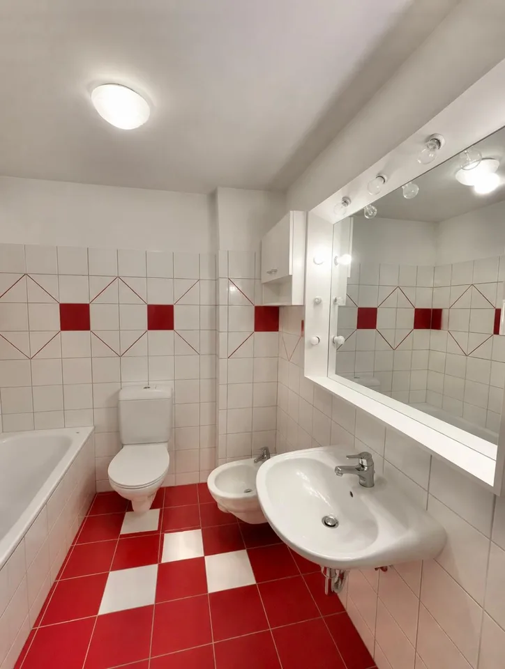 Geräumige 3,5-Zimmer-Wohnung mit eigenem Garten und Parkplätzen – Foto 10 von 13