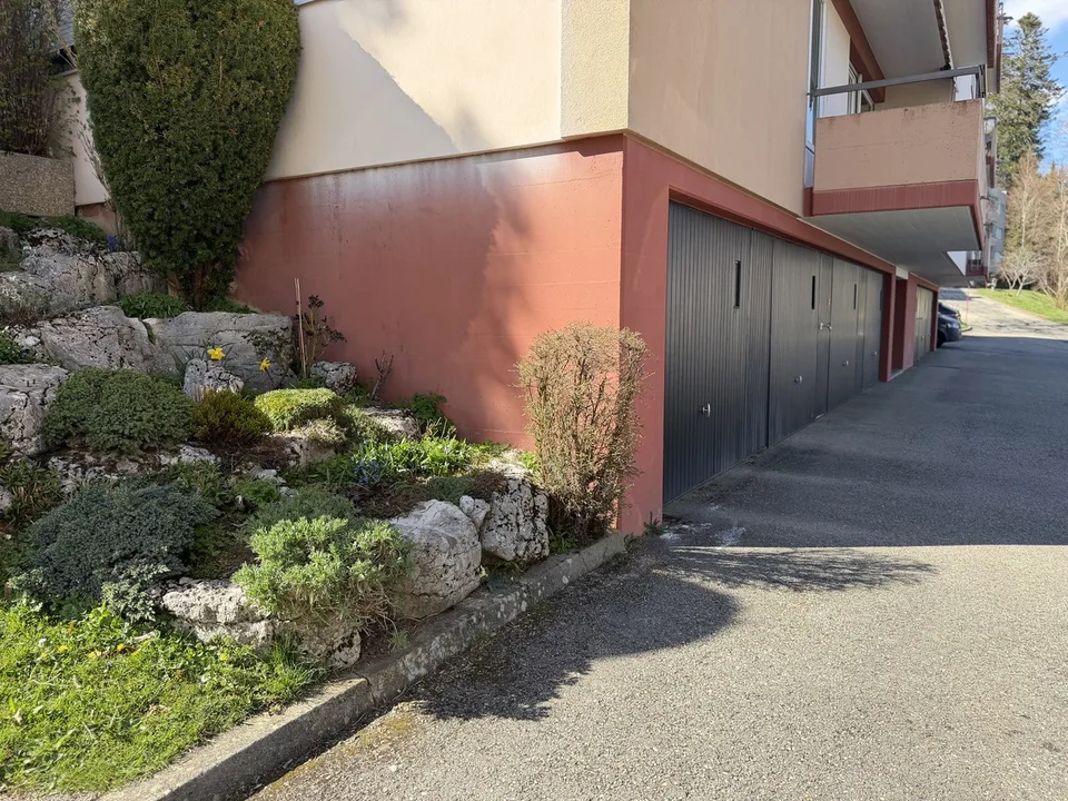AU NEUESTEN STAND, ERWACHT DIE STADT VOR DEINEN AUGEN – Foto 3 von 10