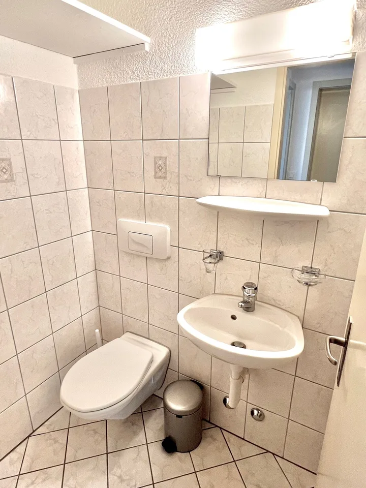 Grosses Zimmer in unkomplizierter WG - 7min vom Flughafen – foto 7 di 8