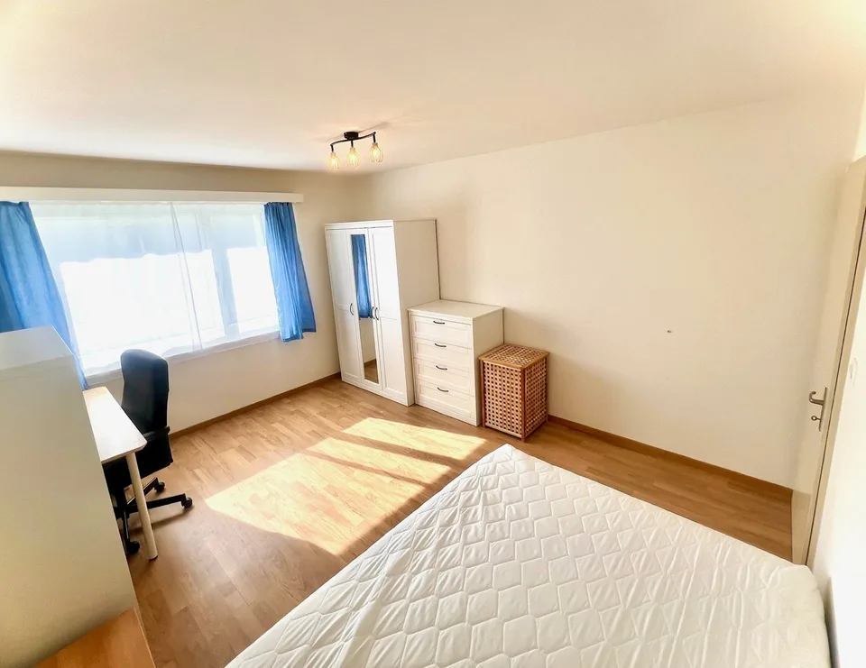 Grosses Zimmer in unkomplizierter WG - 7min vom Flughafen – foto 2 di 8