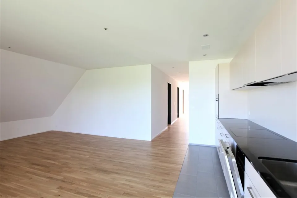 Gemütliche 4.5 Zimmerwohnung mit Balkon und Aussicht ins Grüne. – Foto 6 von 13