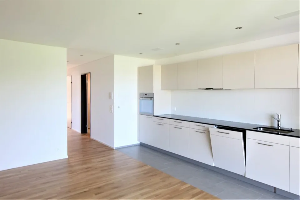 Gemütliche 4.5 Zimmerwohnung mit Balkon und Aussicht ins Grüne. – Foto 4 von 13